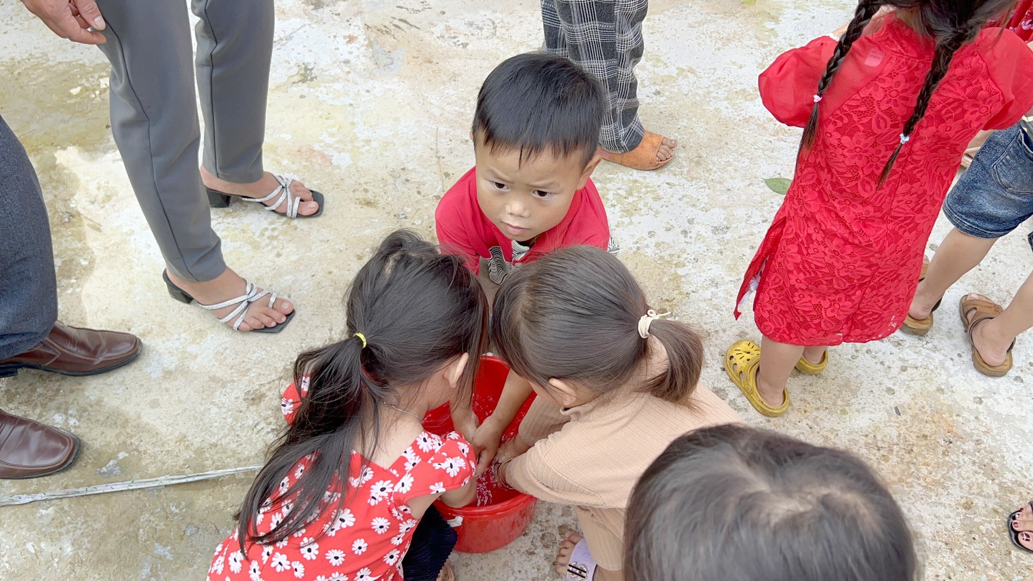 Các em học sinh không cần phải leo núi để lấy nước sinh hoạt. (Ảnh: Seroto Foundation) Các em học sinh không cần phải leo núi để lấy nước sinh hoạt. (Ảnh: Seroto Foundation)