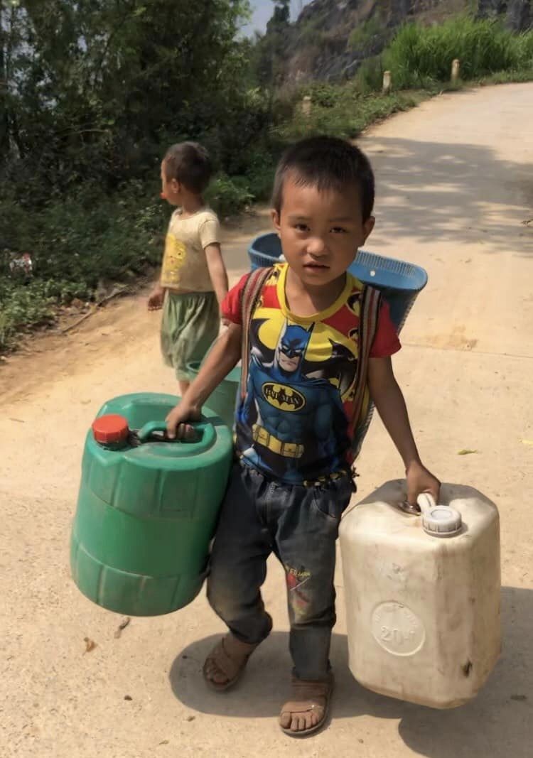 Trước đây, nhiều trẻ nhỏ ở Sà Phìn phải phụ cha mẹ Trước đây, nhiều trẻ nhỏ ở Sà Phìn phải phụ cha mẹ