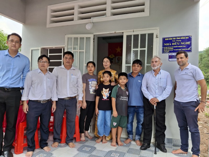 Bàn giao 2 căn nhà hữu nghị cho hộ gia đình nghèo tại huyện Định Quán (Đồng Nai) Bàn giao 2 căn nhà hữu nghị cho hộ gia đình nghèo tại huyện Định Quán (Đồng Nai)