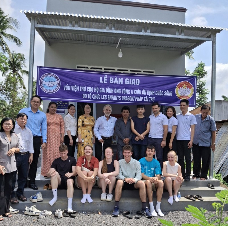 Bàn giao 2 căn nhà hữu nghị cho hộ gia đình nghèo tại huyện Định Quán (Đồng Nai) Bàn giao 2 căn nhà hữu nghị cho hộ gia đình nghèo tại huyện Định Quán (Đồng Nai)