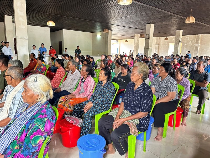 Bình Phước tặng 100 suất quà cho người có hoàn cảnh khó khăn tại tỉnh Stung Treng (Campuchia) Bình Phước tặng 100 suất quà cho người có hoàn cảnh khó khăn tại tỉnh Stung Treng (Campuchia)