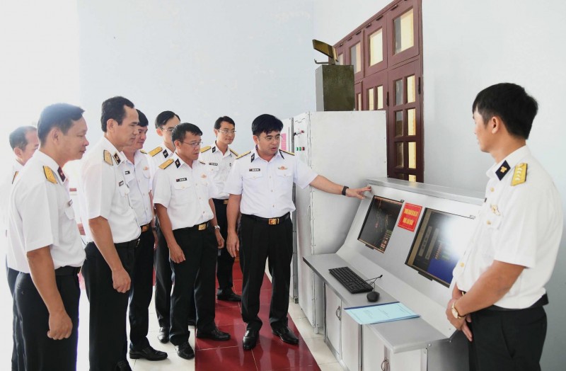 Thủ trưởng Bộ Tư lệnh Vùng 5 Hải quân và các đại biểu tham quan gian trưng bày sáng kiến của các cơ quan, đơn vị Thủ trưởng Bộ Tư lệnh Vùng 5 Hải quân và các đại biểu tham quan gian trưng bày sáng kiến của các cơ quan, đơn vị