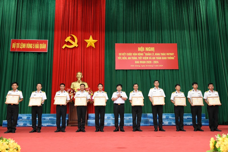 Đại tá Trịnh Xuân Tùng trao thưởng cho các tập thể và cá nhân có thành tích xuất sắc trong thực hiện CVĐ 50 Đại tá Trịnh Xuân Tùng trao thưởng cho các tập thể và cá nhân có thành tích xuất sắc trong thực hiện CVĐ 50