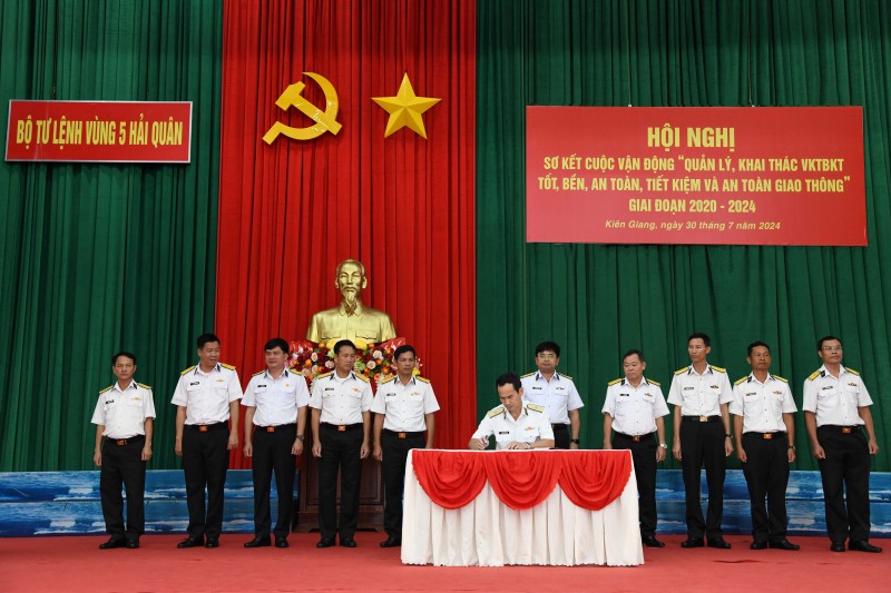 Chuẩn Đô đốc Nguyễn Hữu Thoan ký xác nhận giao ước thi đua giữa các cơ quan, đơn vị trong thực hiện CVĐ 50 Chuẩn Đô đốc Nguyễn Hữu Thoan ký xác nhận giao ước thi đua giữa các cơ quan, đơn vị trong thực hiện CVĐ 50
