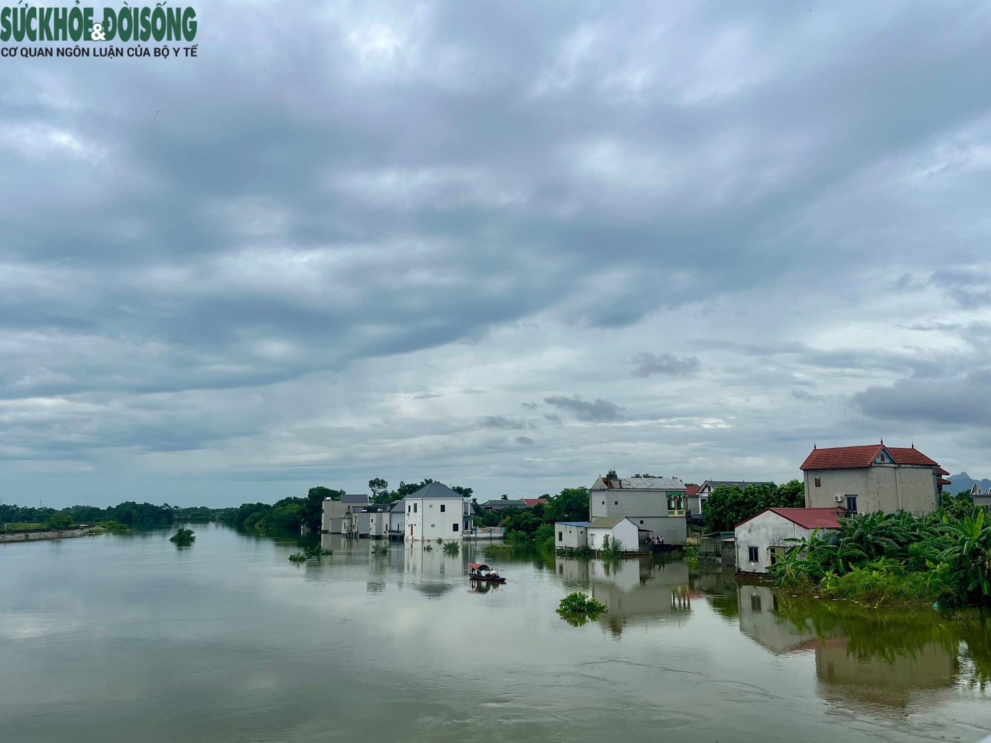 Hơn 1 tuần nay, bà con huyện Chương Mỹ, Hà Nội phải sống chung với nước lũ, nhiều nơi nước ngập trên 2 m, người dân phải dùng thuyền để di chuyển. Hơn 1 tuần nay, bà con huyện Chương Mỹ, Hà Nội phải sống chung với nước lũ, nhiều nơi nước ngập trên 2 m, người dân phải dùng thuyền để di chuyển.