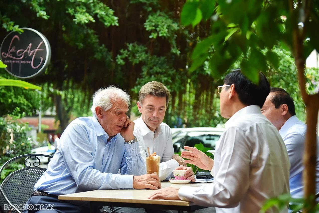 Bộ trưởng Ngoại giao Bùi Thanh Sơn đã mời Phó Chủ tịch Ủy ban châu Âu Josep Borrell Fontelles thưởng thức cà phê Việt Nam ngay trong sân Bảo tàng... Ông Josep Borrell Fontelles thích thú sau khi thưởng thức ngụm cà phê đầu tiên. (Ảnh: Báo Thế giới & Việt Nam) Bộ trưởng Ngoại giao Bùi Thanh Sơn đã mời Phó Chủ tịch Ủy ban châu Âu Josep Borrell Fontelles thưởng thức cà phê Việt Nam ngay trong sân Bảo tàng... Ông Josep Borrell Fontelles thích thú sau khi thưởng thức ngụm cà phê đầu tiên. (Ảnh: Báo Thế giới & Việt Nam)