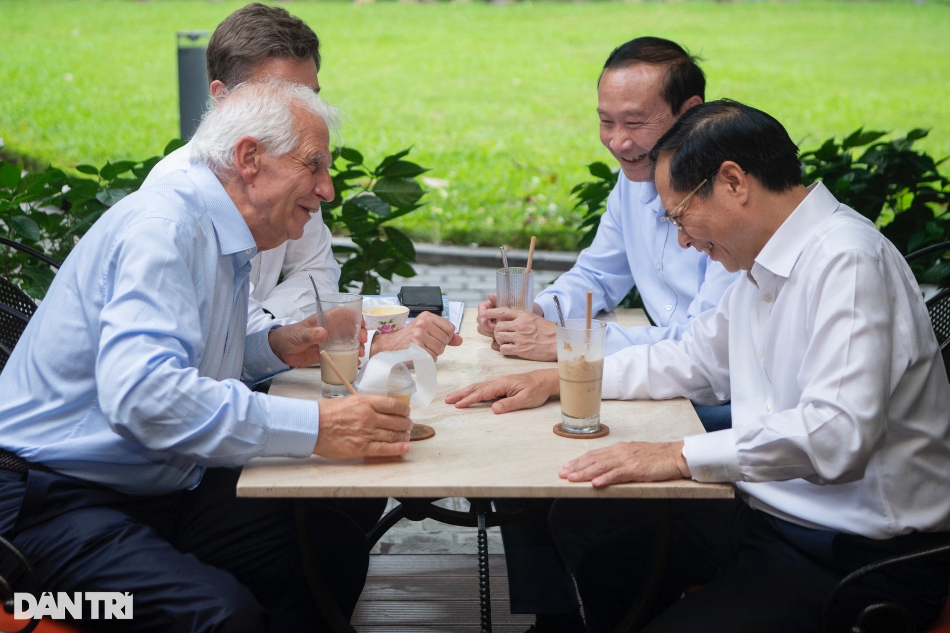 Cuộc trò chuyện diễn ra trong không khí vui vẻ, thân thiện. Cuộc trò chuyện diễn ra trong không khí vui vẻ, thân thiện.