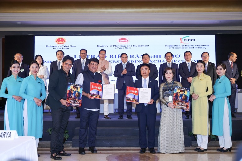 Thủ tướng chứng kiến lễ trao biên bản giữa Vietnam Airlines và Innovations India về tổ chức lễ hội hữu nghị Việt Nam - Ấn Độ lần thứ ba. (Ảnh: VGP) Thủ tướng chứng kiến lễ trao biên bản giữa Vietnam Airlines và Innovations India về tổ chức lễ hội hữu nghị Việt Nam - Ấn Độ lần thứ ba. (Ảnh: VGP)