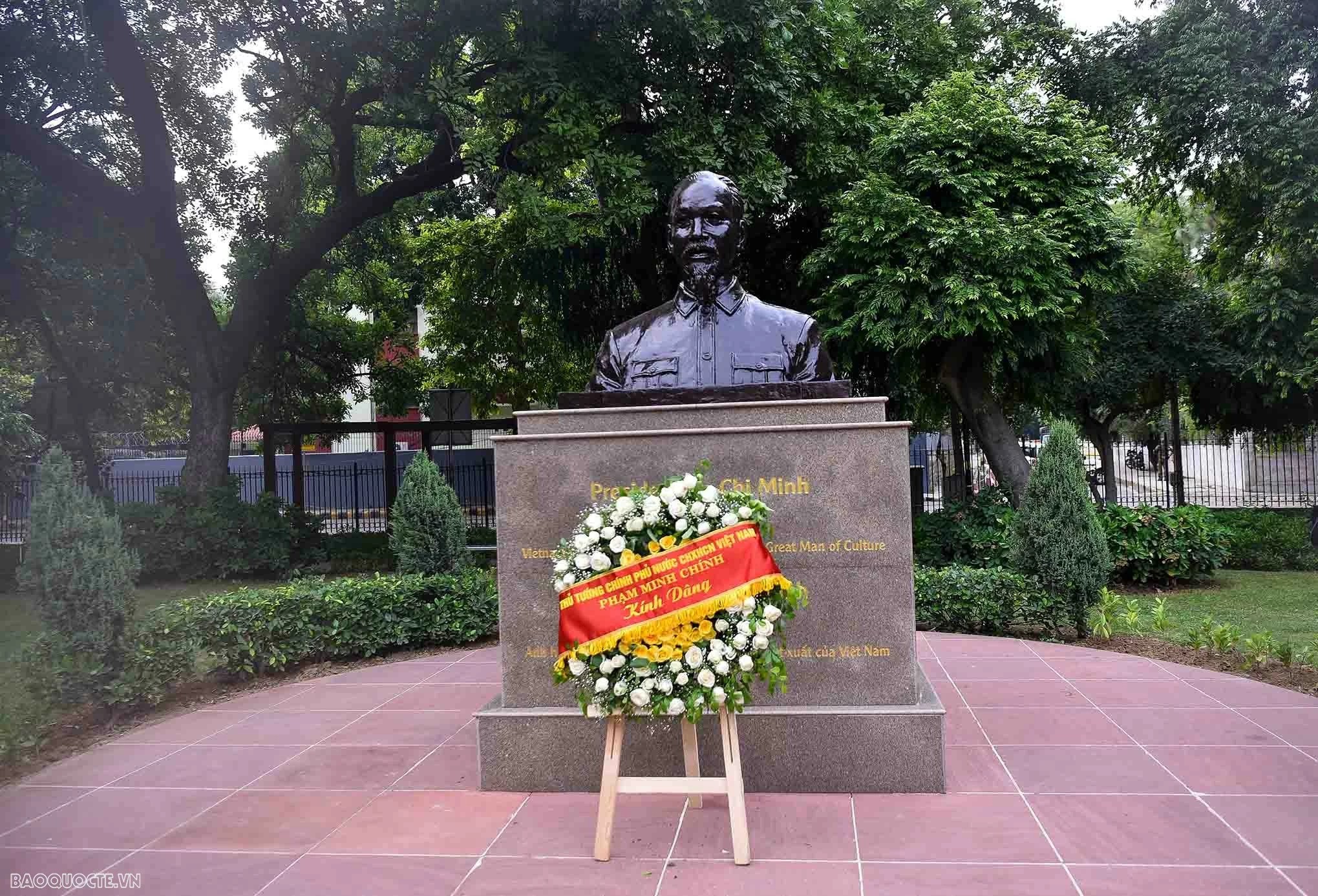 Thủ tướng Phạm Minh Chính dâng hoa tại tượng Bác Hồ ở New Delhi Thủ tướng Phạm Minh Chính dâng hoa tại tượng Bác Hồ ở New Delhi
