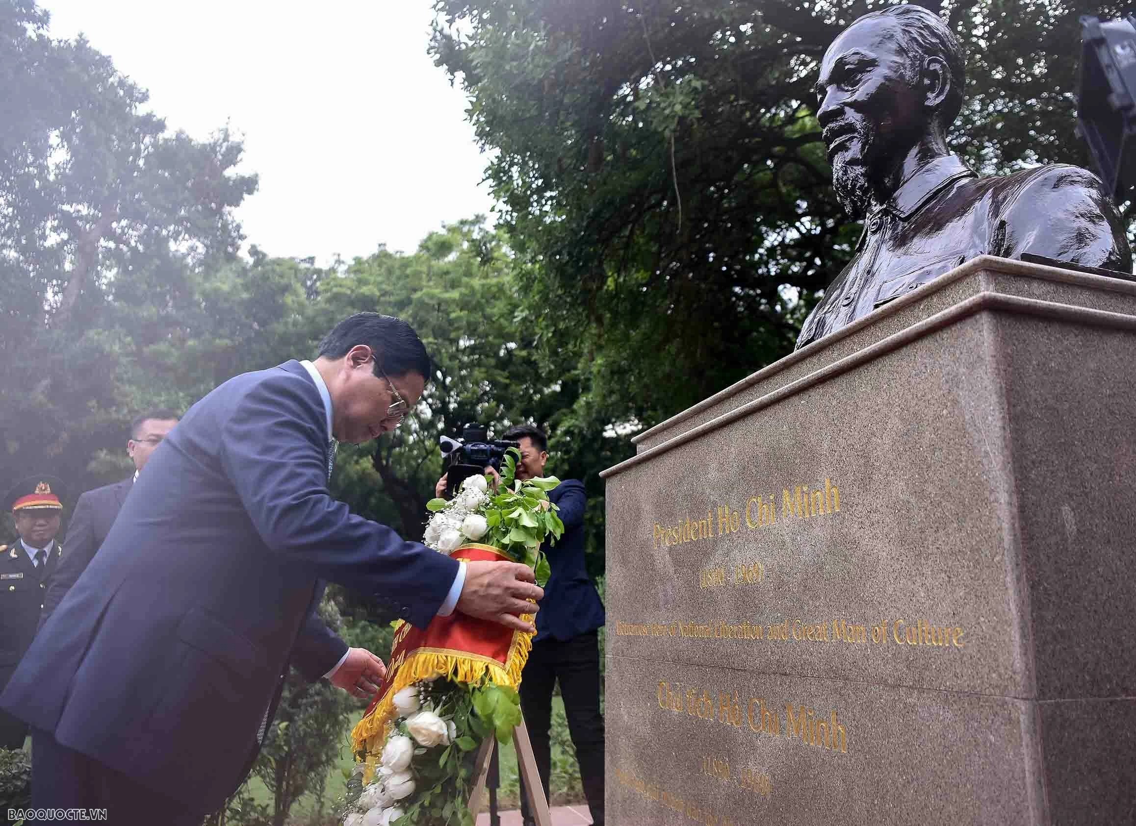 Thủ tướng Phạm Minh Chính dâng hoa tại tượng Bác Hồ ở New Delhi Thủ tướng Phạm Minh Chính dâng hoa tại tượng Bác Hồ ở New Delhi