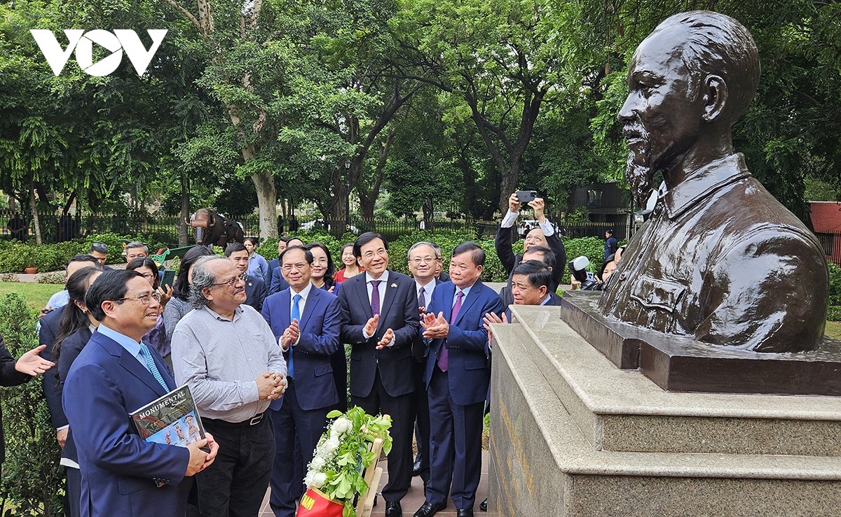 Thủ tướng Phạm Minh Chính dâng hoa tại tượng Bác Hồ ở New Delhi Thủ tướng Phạm Minh Chính dâng hoa tại tượng Bác Hồ ở New Delhi