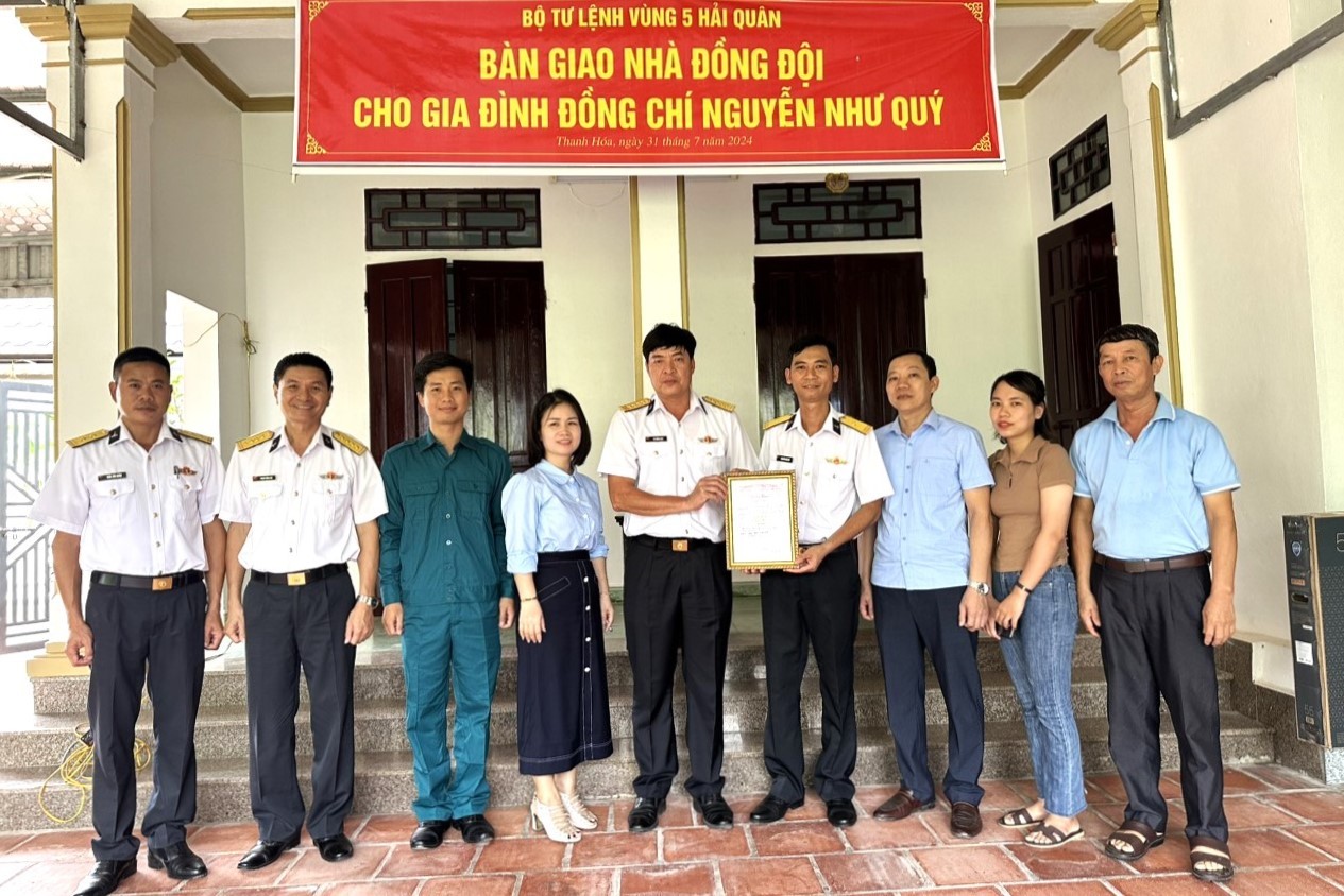 Đại tá Võ Hùng Lâm trao Quyết định bàn giao “Nhà đồng đội” cho gia đình Thiếu tá Nguyễn Như Quý. Đại tá Võ Hùng Lâm trao Quyết định bàn giao “Nhà đồng đội” cho gia đình Thiếu tá Nguyễn Như Quý.