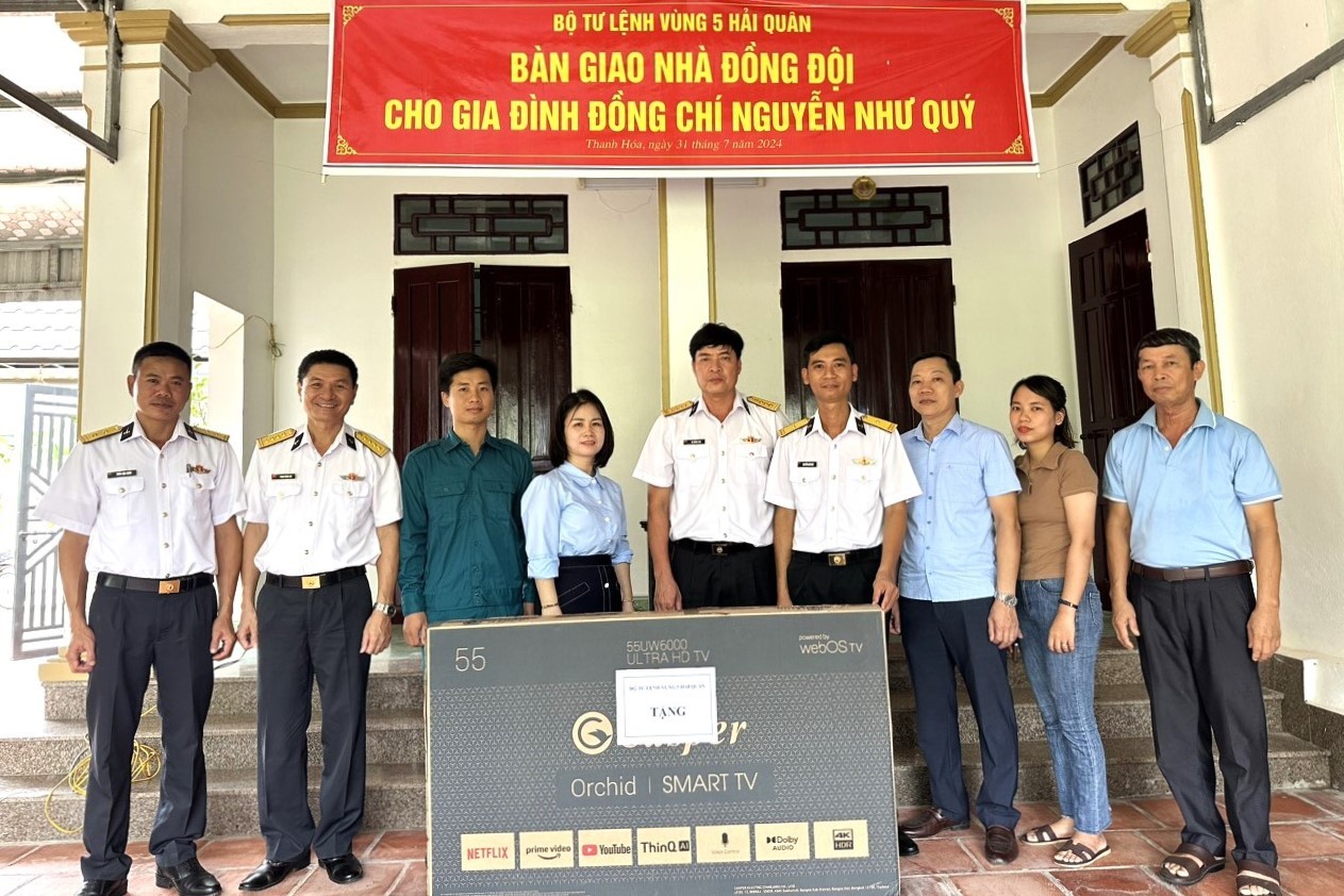 Đại diện Bộ Tư lệnh Vùng 5 và chính quyền địa phương tặng quà gia đình đồng chí Thiếu tá Nguyễn Như Quý. Đại diện Bộ Tư lệnh Vùng 5 và chính quyền địa phương tặng quà gia đình đồng chí Thiếu tá Nguyễn Như Quý.