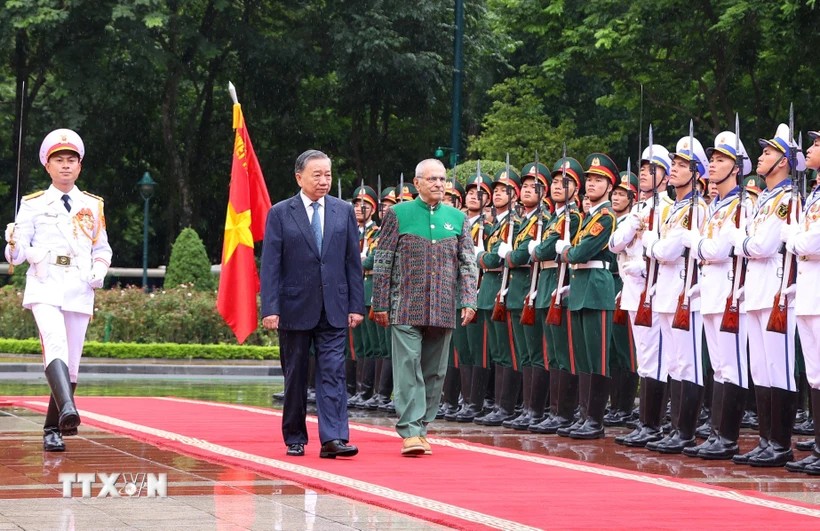 Chủ tịch nước Tô Lâm chủ trì Lễ đón chính thức Tổng thống Timor Leste José Ramos-Horta thăm cấp Nhà nước tới Việt Nam. Trong ảnh, Chủ tịch nước Tô Lâm và Tổng thống Timor-Leste Jose Ramos-Horta duyệt đội danh dự Quân đội Nhân dân Việt Nam sáng 1/8/2024. (Ảnh: TTXVN) Chủ tịch nước Tô Lâm chủ trì Lễ đón chính thức Tổng thống Timor Leste José Ramos-Horta thăm cấp Nhà nước tới Việt Nam. Trong ảnh, Chủ tịch nước Tô Lâm và Tổng thống Timor-Leste Jose Ramos-Horta duyệt đội danh dự Quân đội Nhân dân Việt Nam sáng 1/8/2024. (Ảnh: TTXVN)