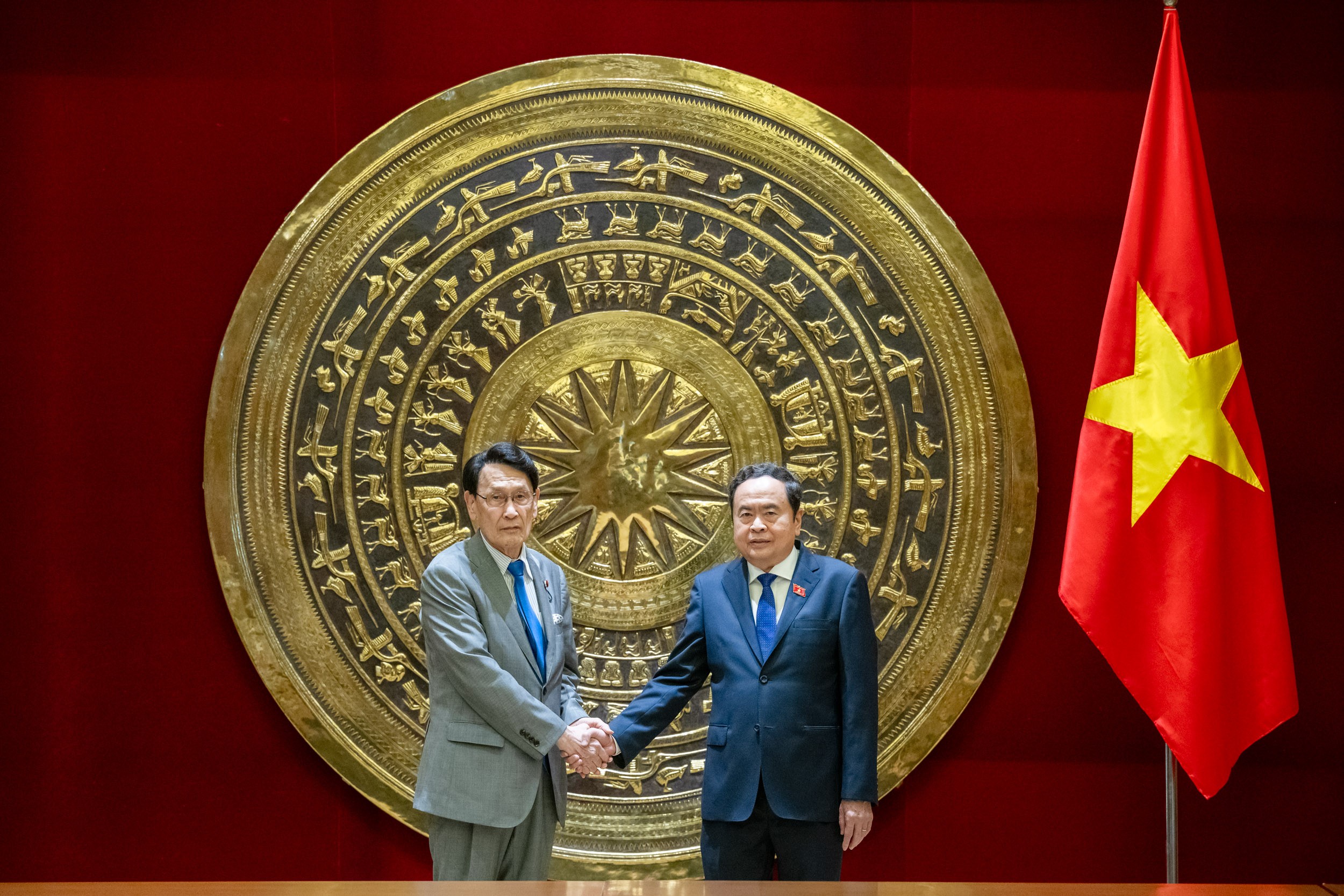 Chủ tịch Quốc hội Trần Thanh Mẫn tiếp Trưởng Ban Nghiên cứu chính sách Đảng Dân chủ Tự do Nhật Bản Tokai Kisaburo. Chủ tịch Quốc hội Trần Thanh Mẫn tiếp Trưởng Ban Nghiên cứu chính sách Đảng Dân chủ Tự do Nhật Bản Tokai Kisaburo.