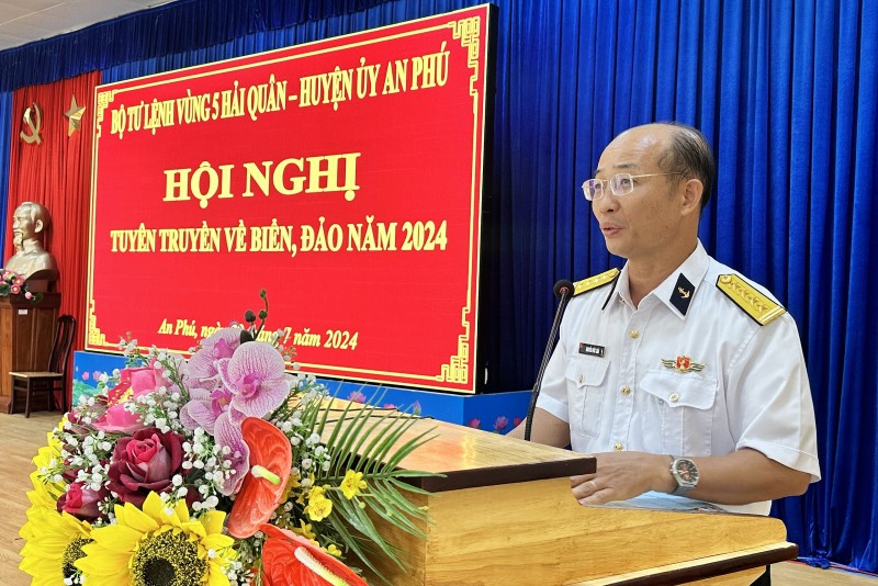 Đại tá Nguyễn Đức Cầu, Phó Chủ nhiệm Chính trị, Bộ Tư lệnh Vùng 5 Hải quân thông tin về tình hình trên các vùng biển nước ta hiện nay tại huyện An Phú. Đại tá Nguyễn Đức Cầu, Phó Chủ nhiệm Chính trị, Bộ Tư lệnh Vùng 5 Hải quân thông tin về tình hình trên các vùng biển nước ta hiện nay tại huyện An Phú.