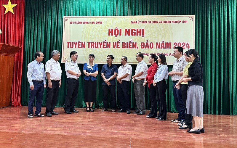 Báo cáo viên của Bộ Tư lệnh Vùng 5 Hải quân và các đại biểu thuộc Khối cơ quan và Doanh nghiệp tỉnh An Giang trao đổi một số nội dung về tình hình biển, đảo. Báo cáo viên của Bộ Tư lệnh Vùng 5 Hải quân và các đại biểu thuộc Khối cơ quan và Doanh nghiệp tỉnh An Giang trao đổi một số nội dung về tình hình biển, đảo.