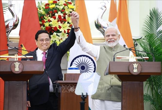 Vietnamese Prime Minister Pham Minh Chinh (L) and Indian Prime Minister Narendra Modi held a joint press conference on the results of their talks on August 1 afternoon in New Delhi.