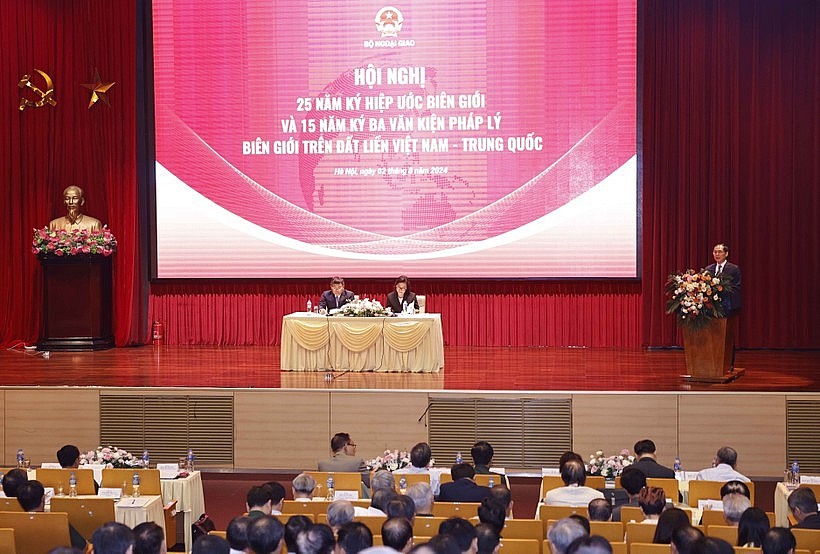 At the conference to review 25 years since the signing of the Vietnam-China border treaty and 15 years since the signing of three legal documents on the land border between Vietnam and China. (Photo: VNA) At the conference to review 25 years since the signing of the Vietnam-China border treaty and 15 years since the signing of three legal documents on the land border between Vietnam and China. (Photo: VNA)