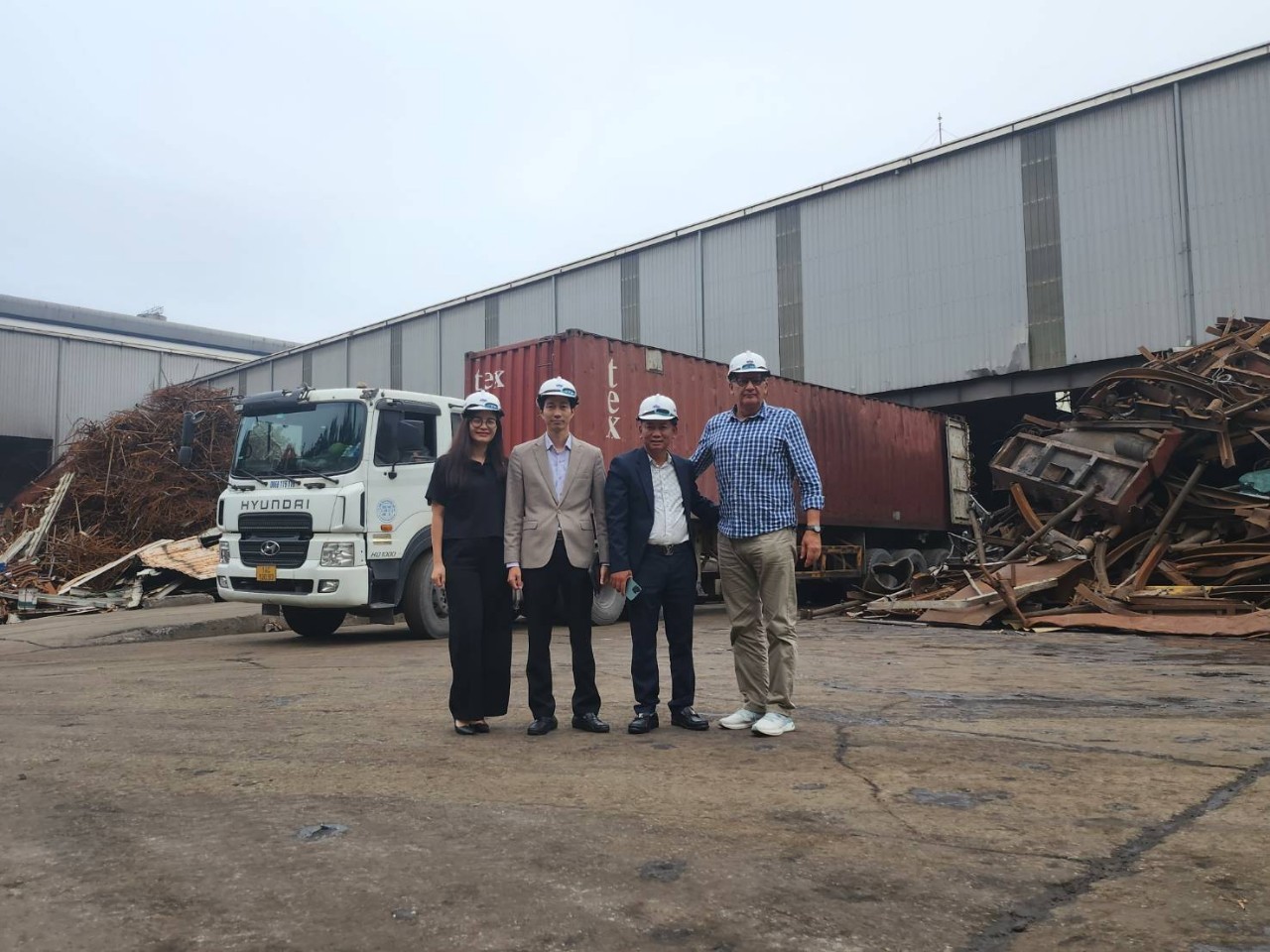 Ông Nguyễn Kim Thái (thứ hai từ trái sang), Giám đốc Công ty TNHH Sản xuất và Xuất khẩu One Material gặp gỡ đại diện một doanh nghiệp ở Nam Mỹ tại nhà máy tái chế phế liệu kim loại ở Việt Nam Ông Nguyễn Kim Thái (thứ hai từ trái sang), Giám đốc Công ty TNHH Sản xuất và Xuất khẩu One Material gặp gỡ đại diện một doanh nghiệp ở Nam Mỹ tại nhà máy tái chế phế liệu kim loại ở Việt Nam