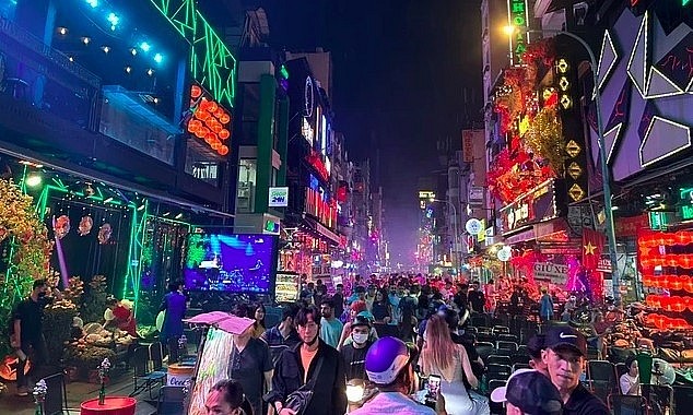 Bui Vien street in district 1, HCM City, is called 'western street' as it's a famous attraction for foreign travelers (Photo: thanhnien.vn) Bui Vien street in district 1, HCM City, is called 'western street' as it's a famous attraction for foreign travelers (Photo: thanhnien.vn)