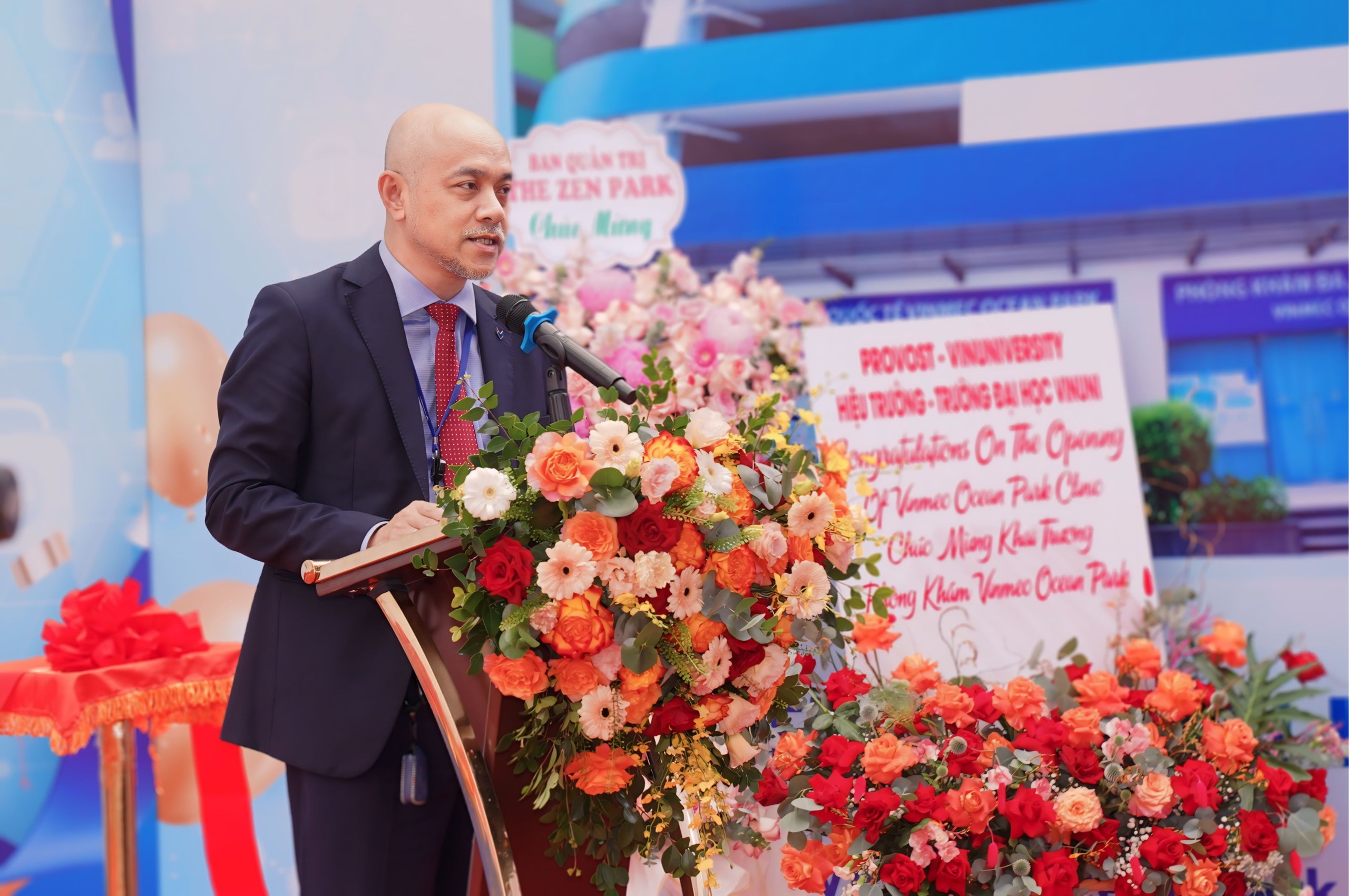 PGS. TS Lê Cự Linh, Phó Viện trưởng Viện Khoa học Sức khỏe, Đại học VinUni phát biểu tại sự kiện. PGS. TS Lê Cự Linh, Phó Viện trưởng Viện Khoa học Sức khỏe, Đại học VinUni phát biểu tại sự kiện.