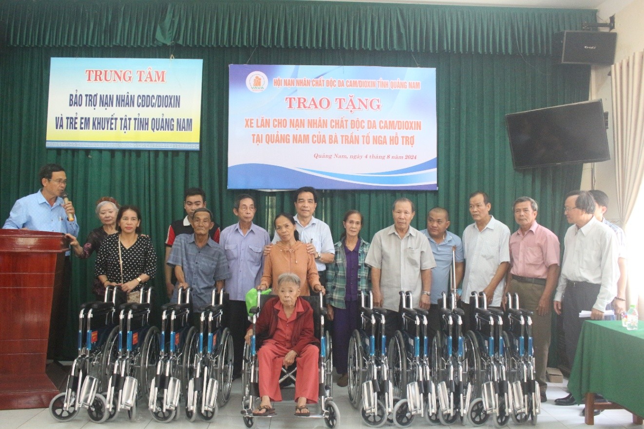 Nạn nhân và thân nhân gia đình nạn nhân da cam/dioxin ở Quảng Nam được trao xe lăn. (Ảnh: quangnam.gov.vn) Nạn nhân và thân nhân gia đình nạn nhân da cam/dioxin ở Quảng Nam được trao xe lăn. (Ảnh: quangnam.gov.vn)