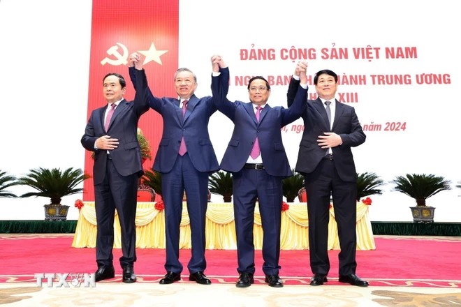"Xây dựng Đảng vững mạnh, nước Việt Nam giàu mạnh, dân chủ, công bằng, văn minh" "Xây dựng Đảng vững mạnh, nước Việt Nam giàu mạnh, dân chủ, công bằng, văn minh"