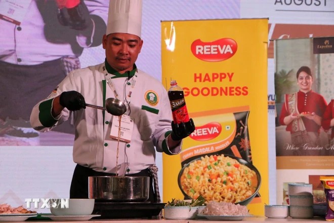 Đầu bếp Nguyễn Văn Thông biểu diễn nấu món phở gà tại Lễ hội Ẩm thực Việt Nam. (Ảnh: Ngọc Thúy/TTXVN) Đầu bếp Nguyễn Văn Thông biểu diễn nấu món phở gà tại Lễ hội Ẩm thực Việt Nam. (Ảnh: Ngọc Thúy/TTXVN)