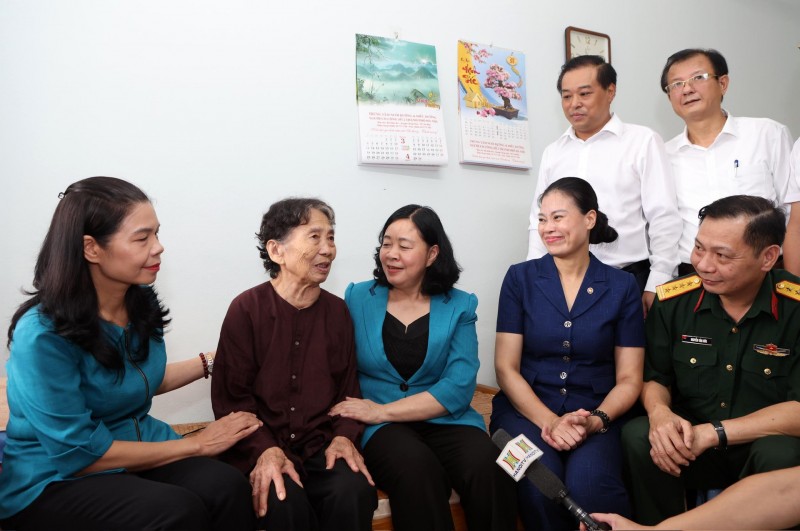 í thư Thành ủy Hà Nội Bùi Thị Minh Hoài thăm hỏi Bà mẹ Việt Nam Anh hùng đang được nuôi dưỡng tại Trung tâm (Ảnh: T.L). í thư Thành ủy Hà Nội Bùi Thị Minh Hoài thăm hỏi Bà mẹ Việt Nam Anh hùng đang được nuôi dưỡng tại Trung tâm (Ảnh: T.L).