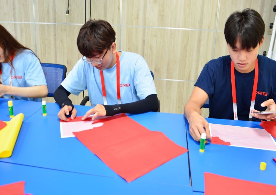 Students participate in the activity of painting Vietnam and South Korean national flags using traditional Korean paper. (Photo: tdmu.edu.vn) Students participate in the activity of painting Vietnam and South Korean national flags using traditional Korean paper. (Photo: tdmu.edu.vn)