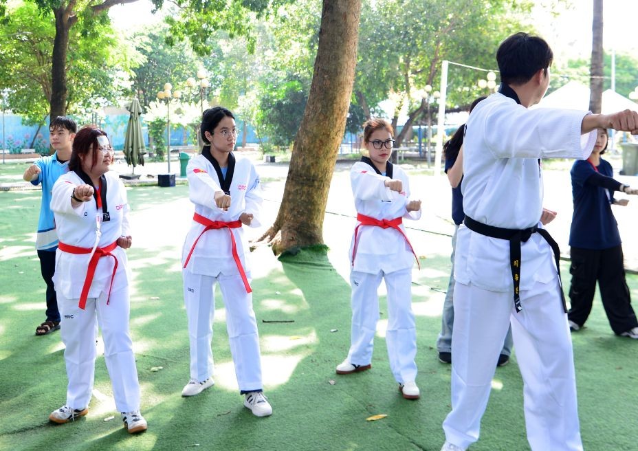Thu Dau Mot University students were guided by university students from Busan in Taekwondo techniques. (Photo: tdmu.edu.vn) Thu Dau Mot University students were guided by university students from Busan in Taekwondo techniques. (Photo: tdmu.edu.vn)