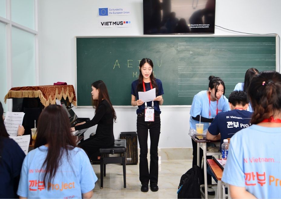 Music instructors at Thu Dau Mot University rehearsed with South Korean students to learn the Vietnamese song Vibrant Vietnamese-South Korean Student Exchange Takes Place in Binh Duong