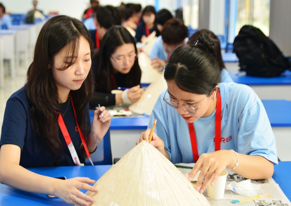 South Korean students enjoyed the experience of decorating conical hats. (Photo: tdmu.edu.vn) South Korean students enjoyed the experience of decorating conical hats. (Photo: tdmu.edu.vn)