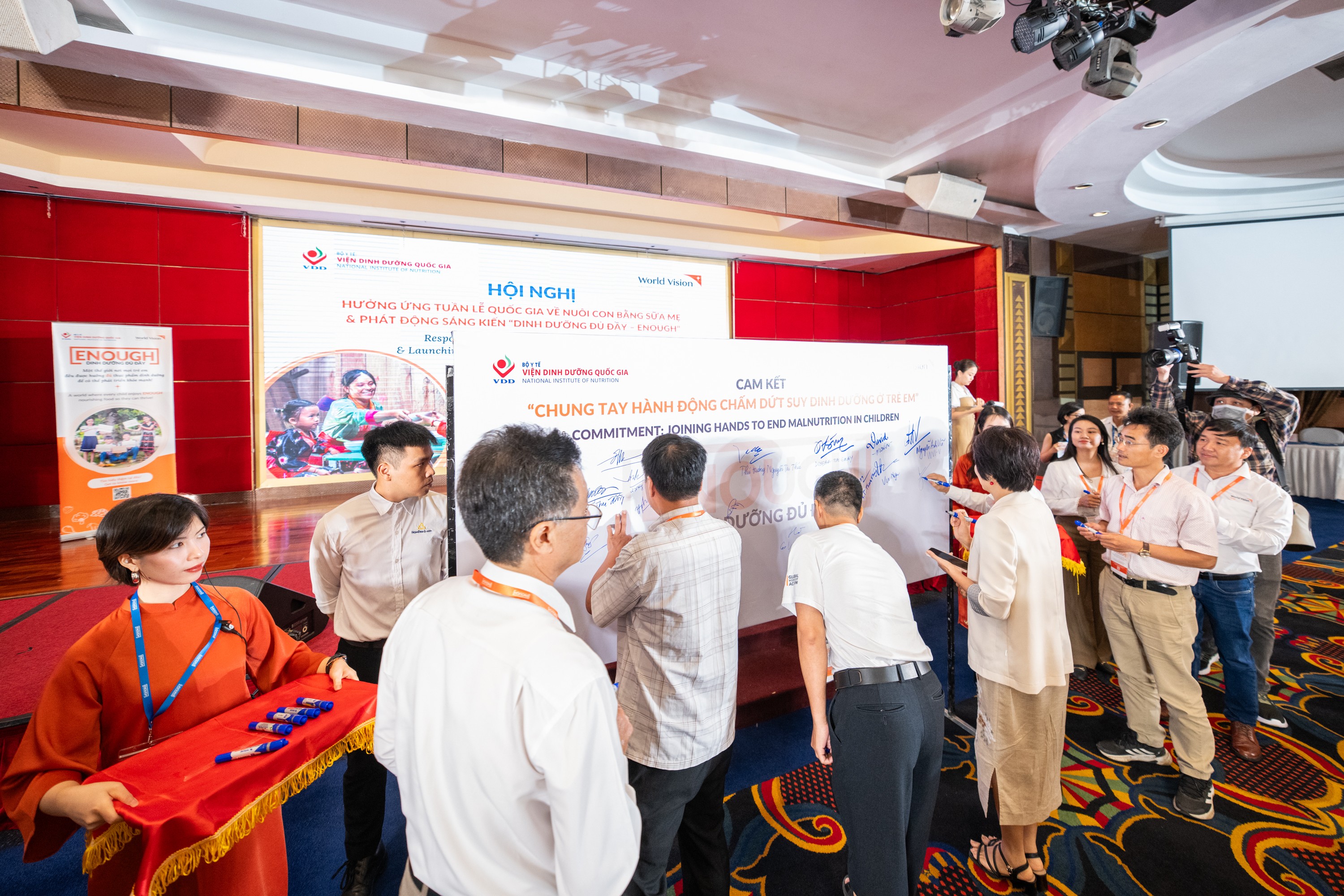Các đại biểu kí tên cam kết mang lại đủ đầy dinh dưỡng và yêu thương cho mọi trẻ em. Các đại biểu kí tên cam kết mang lại đủ đầy dinh dưỡng và yêu thương cho mọi trẻ em.