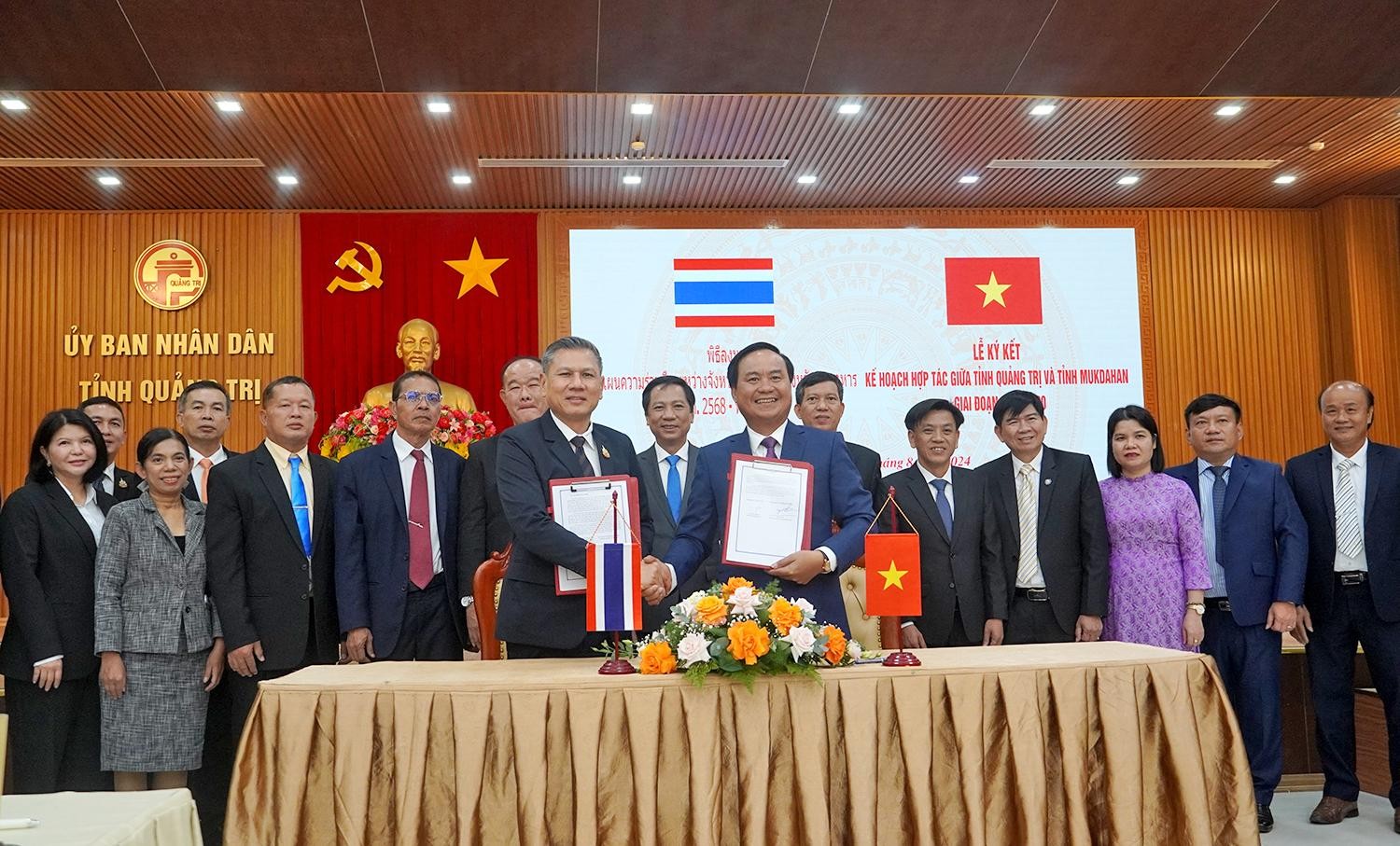 Lãnh đạo hai tỉnh Quảng Trị - Mukdahan ký kết Kế hoạch hợp tác giai đoạn 2025 - 2030. (Ảnh: quangtri.gov.vn) Lãnh đạo hai tỉnh Quảng Trị - Mukdahan ký kết Kế hoạch hợp tác giai đoạn 2025 - 2030. (Ảnh: quangtri.gov.vn)