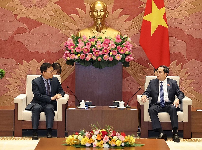 National Assembly (NA) Chairman Tran Thanh Man (right) on August 5 receives Ambassador of the Republic of Korea (RoK) to Vietnam Choi Young-sam. (Photo: VNA) National Assembly (NA) Chairman Tran Thanh Man (right) on August 5 receives Ambassador of the Republic of Korea (RoK) to Vietnam Choi Young-sam. (Photo: VNA)