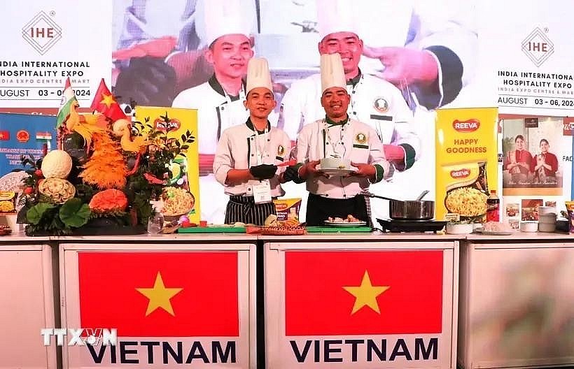 Fruit carver Pham Van Dong and chef Nguyen Van Thong introduce their products at the Vietnam culinary festival in India. (Photo: VNA) Fruit carver Pham Van Dong and chef Nguyen Van Thong introduce their products at the Vietnam culinary festival in India. (Photo: VNA)