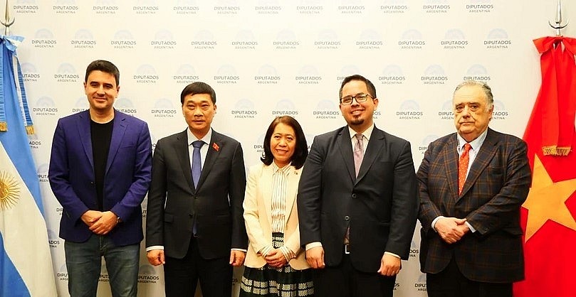 Vu Hong Thanh (2nd from left), member of the Vietnamese National Assembly's Standing Committee and Chairman of its Economic Committee, in a group photo with the freshly launched Argentina-Vietnam Friendship Parliamentarians’ Group. (Photo: VNA) Vu Hong Thanh (2nd from left), member of the Vietnamese National Assembly's Standing Committee and Chairman of its Economic Committee, in a group photo with the freshly launched Argentina-Vietnam Friendship Parliamentarians’ Group. (Photo: VNA)