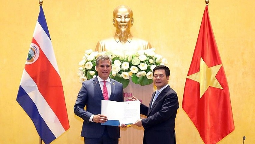 Costa Rica's Foreign Trade Minister presents a diplomatic note recognizing Vietnam as a market economy at a working session with Minister of Industry and Trade Nguyen Hong Dien. Costa Rica's Foreign Trade Minister presents a diplomatic note recognizing Vietnam as a market economy at a working session with Minister of Industry and Trade Nguyen Hong Dien.