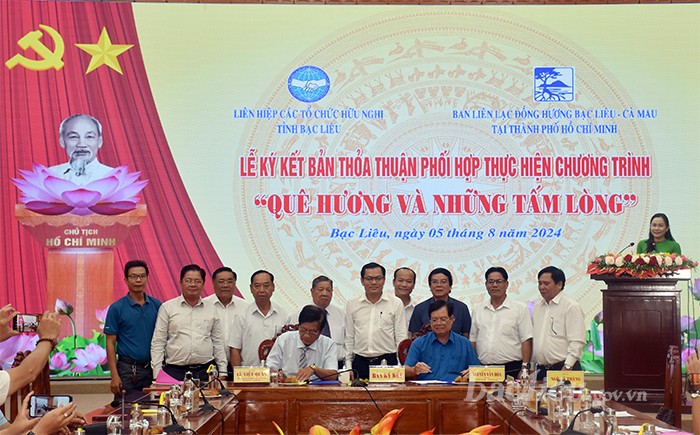 ký kết thỏa thuận phối hợp thực hiện chương trình “Quê hương và những tấm lòng lần 3” ký kết thỏa thuận phối hợp thực hiện chương trình “Quê hương và những tấm lòng lần 3”