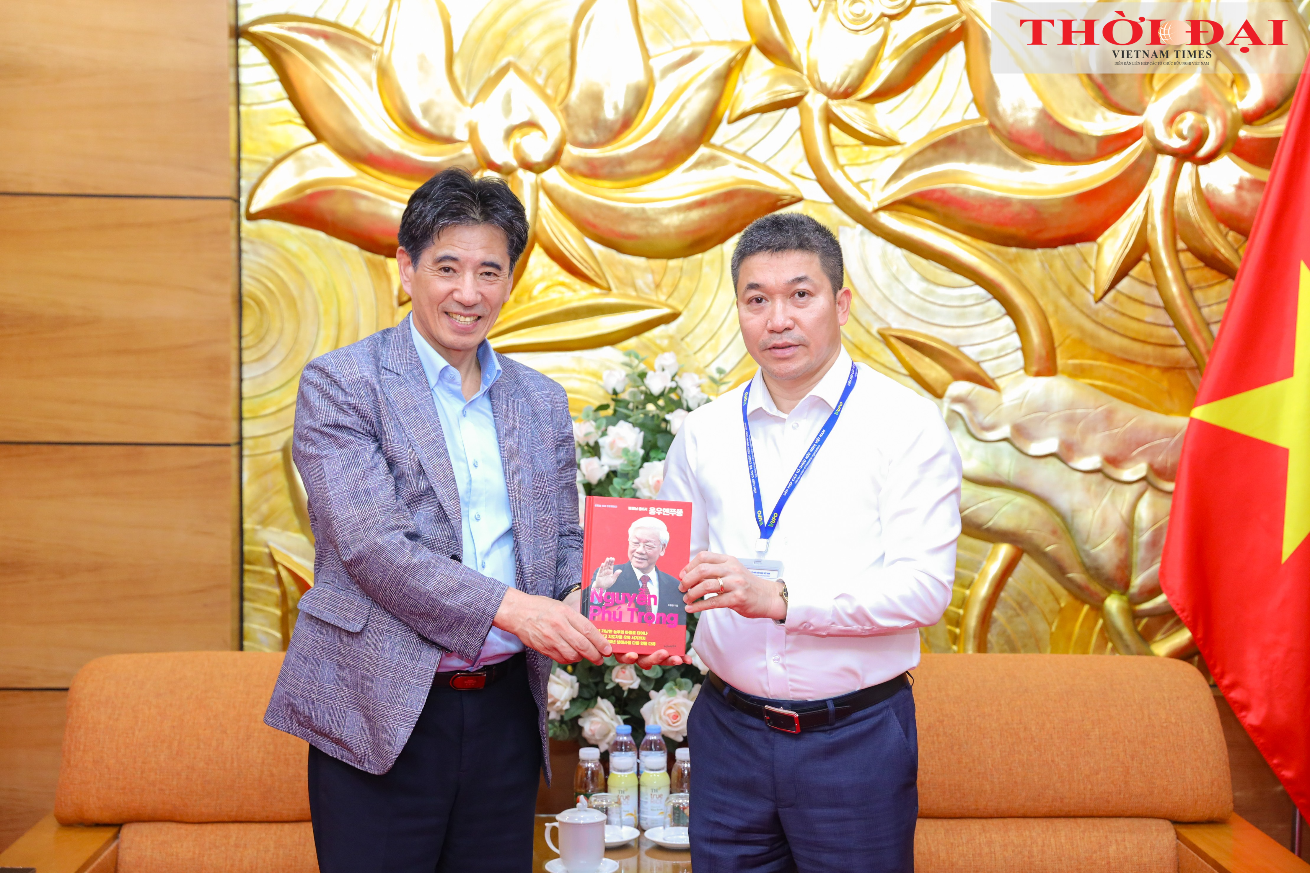 Chủ tịch KOVECA Kwon Sung-taek tặng Chủ tịch Liên hiệp các tổ chức hữu nghị Việt Nam Phan Anh Sơn cuốn sách “Tổng Bí thư Việt Nam Nguyễn Phú Trọng Mở rộng không gian hợp tác giữa Liên hiệp các tổ chức hữu nghị Việt Nam và Hội Kinh tế, Văn hóa Hàn - Việt