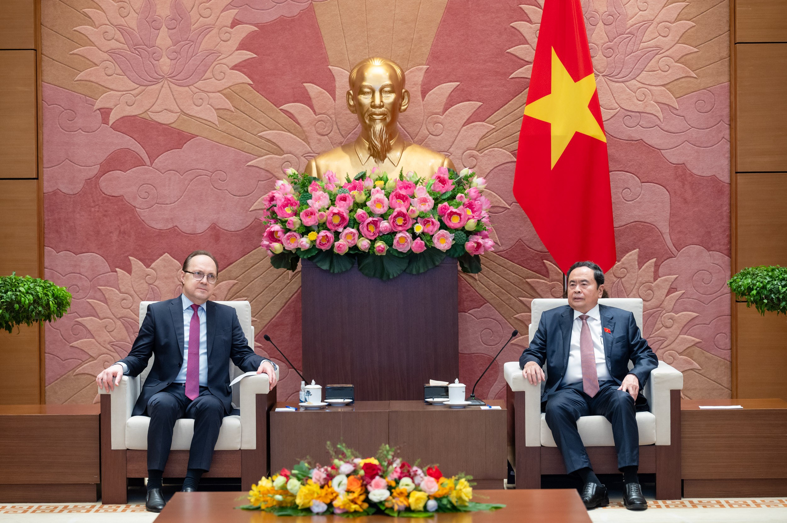 Chủ tịch Quốc hội Trần Thanh Mẫn tiếp Đại sứ đặc mệnh toàn quyền Liên bang Nga tại Việt Nam Gennady Bezdetko. (Ảnh: quochoi.vn) Chủ tịch Quốc hội Trần Thanh Mẫn tiếp Đại sứ đặc mệnh toàn quyền Liên bang Nga tại Việt Nam Gennady Bezdetko. (Ảnh: quochoi.vn)