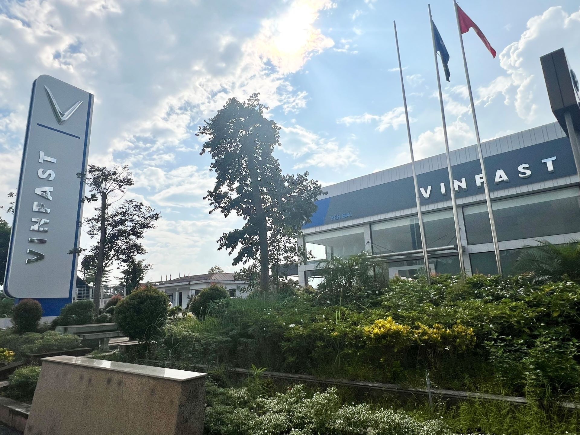 Hình ảnh khang trang phía bên ngoài của Showroom VinFast Yên Bái. Hình ảnh khang trang phía bên ngoài của Showroom VinFast Yên Bái.