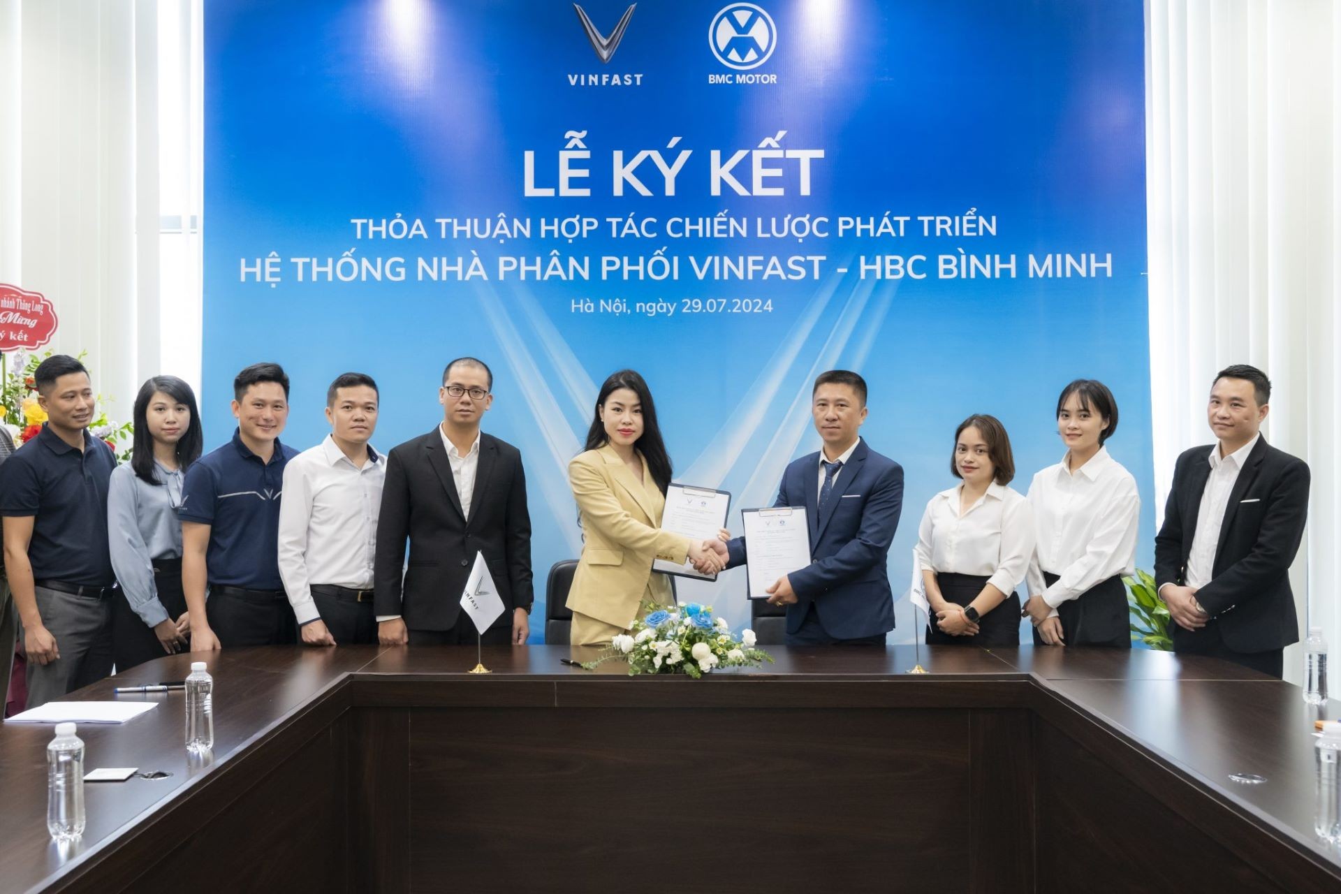 Lễ ký kết Thỏa thuận Hợp tác chiến lược giữa VinFast và HBC Bình Minh. Lễ ký kết Thỏa thuận Hợp tác chiến lược giữa VinFast và HBC Bình Minh.