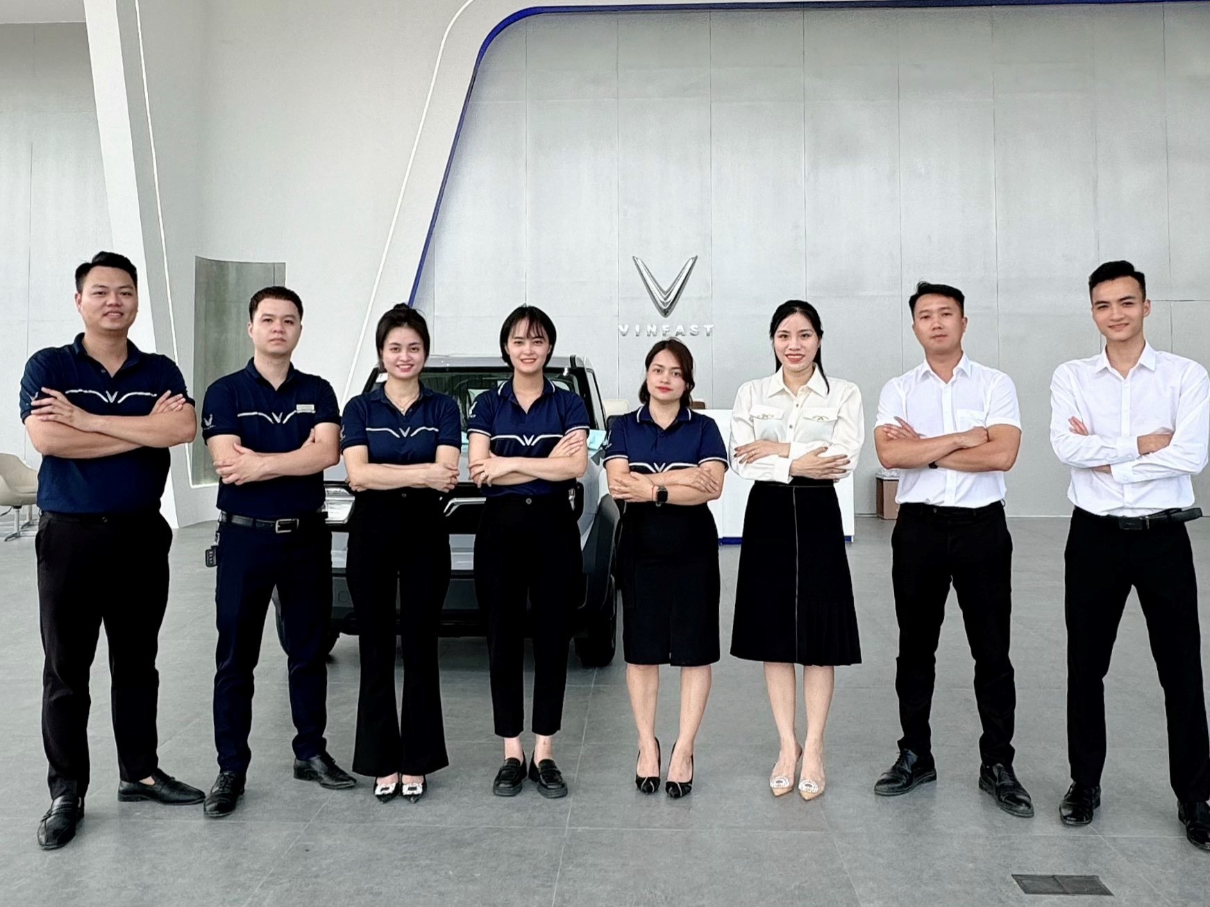 Người dùng quan tâm đến ô tô điện VinFast được đội ngũ bán hàng, kỹ thuật viên tận tình trực tiếp tư vấn. Người dùng quan tâm đến ô tô điện VinFast được đội ngũ bán hàng, kỹ thuật viên tận tình trực tiếp tư vấn.