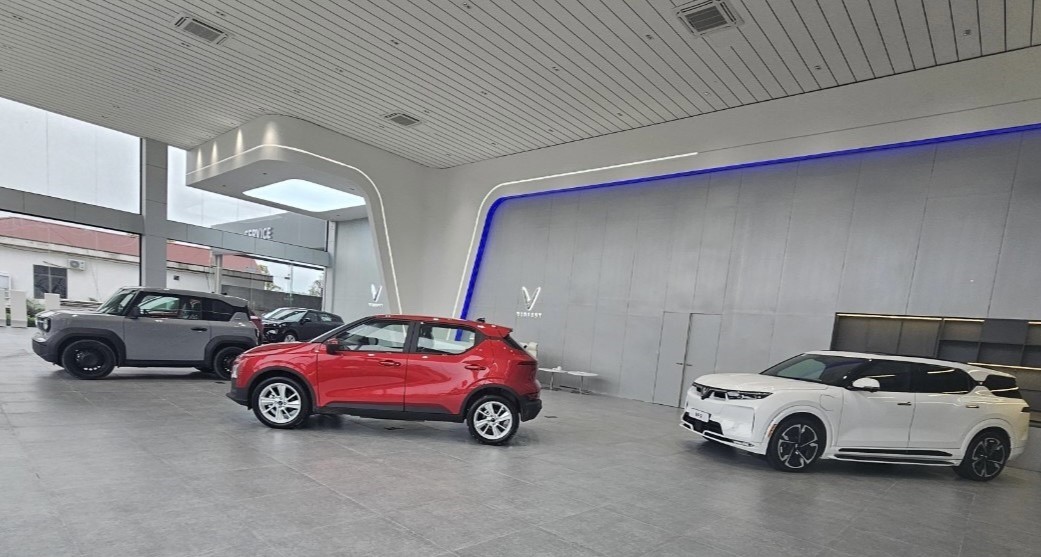 Dải sản phẩm ô tô điện đa dạng được trưng bày tại Showroom VinFast Yên Bái. Dải sản phẩm ô tô điện đa dạng được trưng bày tại Showroom VinFast Yên Bái.