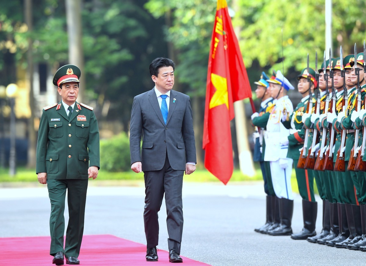 Vietnamese Minister of National Defense Phan Van Giang (L) invites Minister of Defense Kihara Minoru of Japan to review the guard of honor at a welcoming ceremony in Hanoi on August 6. (Photo: Tien Phong Newspaper) Vietnamese Minister of National Defense Phan Van Giang (L) invites Minister of Defense Kihara Minoru of Japan to review the guard of honor at a welcoming ceremony in Hanoi on August 6. (Photo: Tien Phong Newspaper)