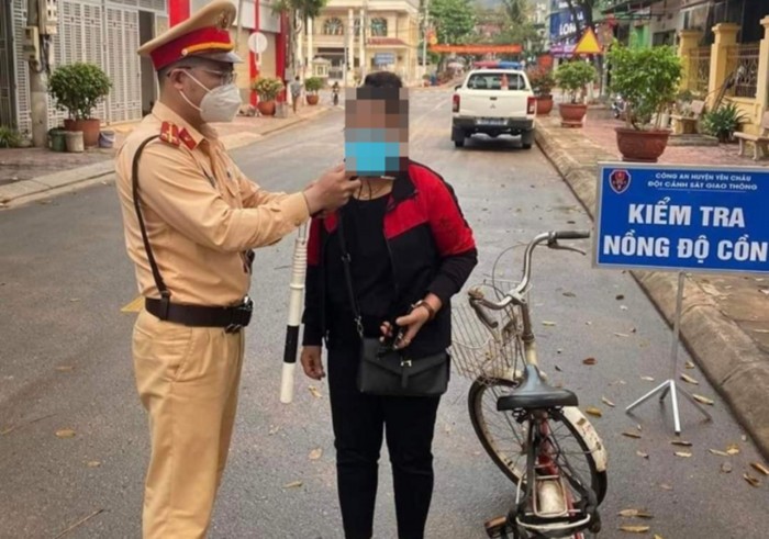 Bộ Công an đề xuất người điều khiển xe đạp, xe đạp máy mà trong hơi thở có nồng độ cồn cũng bị xử phạt. (Ảnh minh họa) Bộ Công an đề xuất người điều khiển xe đạp, xe đạp máy mà trong hơi thở có nồng độ cồn cũng bị xử phạt. (Ảnh minh họa)