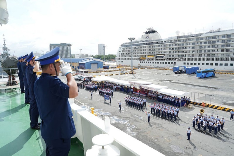 Ship CSB 8002 docked at Manila port to begin a visit and exchange in the Philippines. (Photo: Ministry of National Defense)
